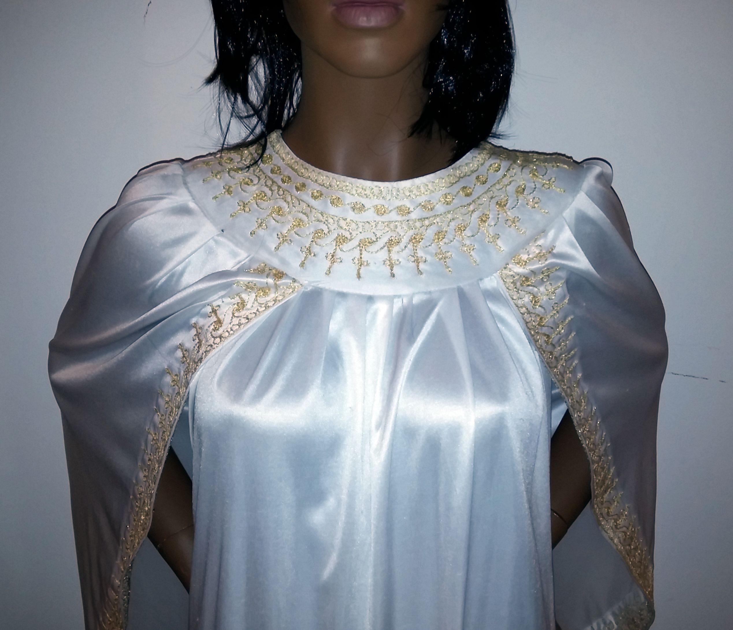 Donna in bianco e Oro